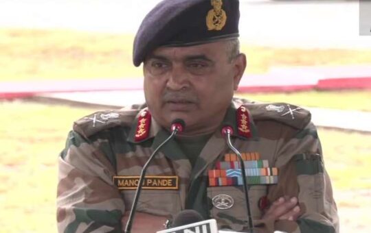 पूर्वी सेना कमांडर लेफ्टिनेंट जनरल मनोज पांडे (Manoj Pande) ने कहा कि हमने एलएसी (LAC) और डेप्थ एरिया में सर्विलांस बढ़ा दी है। किसी भी आकस्मिकता से निपटने के लिए हमारे पास हर क्षेत्र में पर्याप्त सुरक्षाबल उपलब्ध है।
